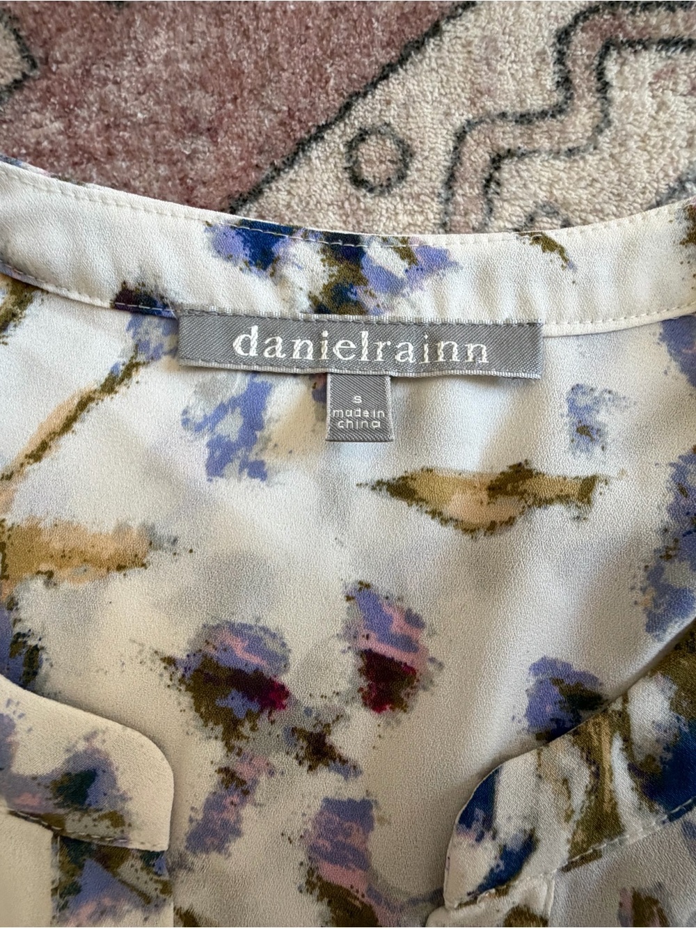 White Floral 3/4 Sleeve V-Neck Blouse - Picture 2 of 7